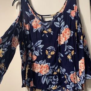 Floral blouse with cutout at the arms